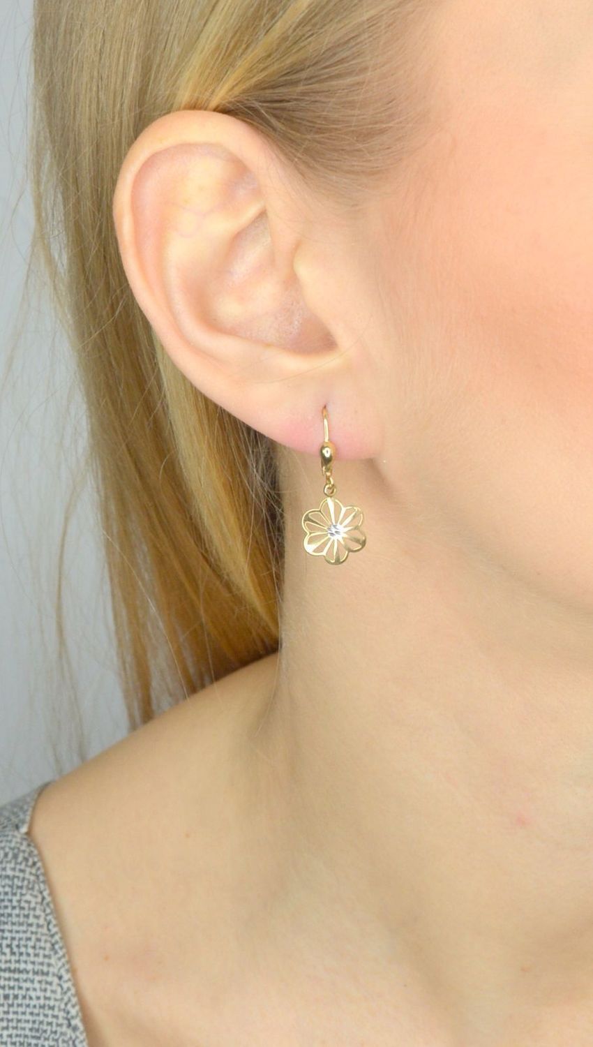 Złote kolczyki wiszące z kwiatkami sprawią, że poczujesz świeży powiew wiosny. Darmowa dostawa i ozdobne pudełko gratis w www.zegarki-diament.pl.jpg